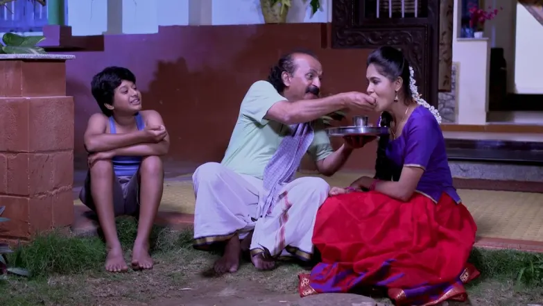 Hanumanth feeds Paarvathi 