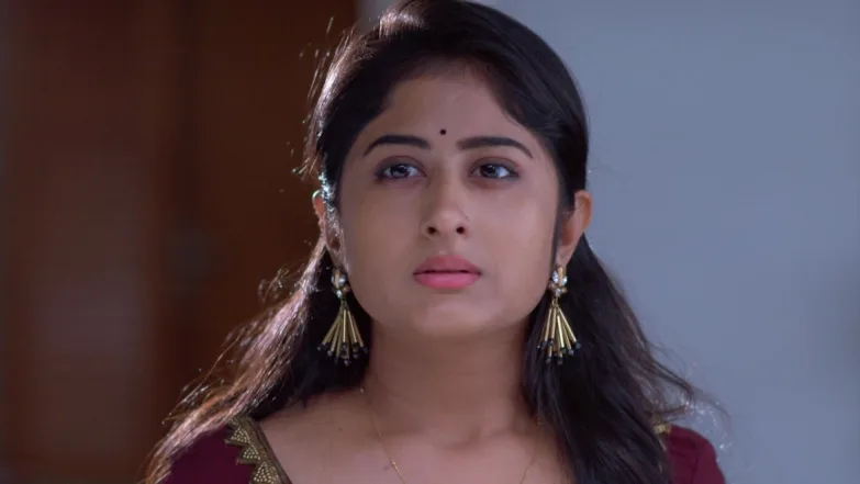 Adi puts up an act before Divya - Kaiyethum Doorathu Episode 16