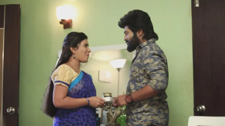 Aditya's special gift to Parvathi| Romantic Clips | Sembaruthi 