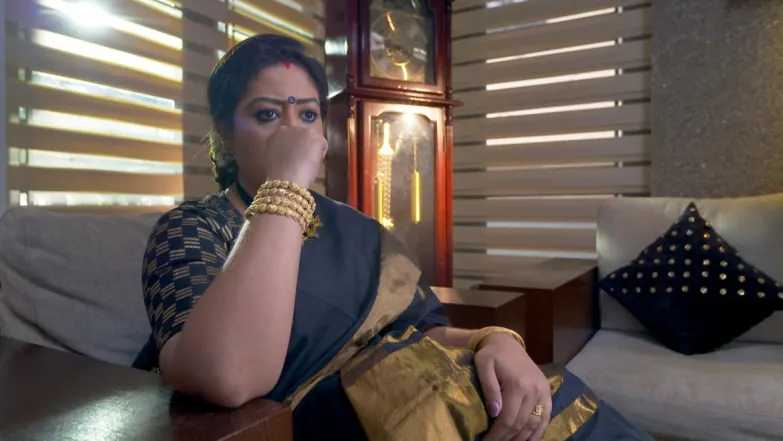 Thulasi learns about Durga's lie - Kaiyethum Doorathu Episode 20