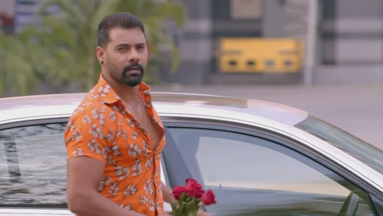 Abhi at Pragya’s house with flowers in his hand 