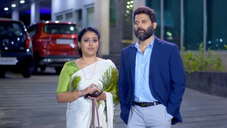 Meera gives 'Kumbilappam' to Aravind Raja - Manampole Mangalyam Episode 14