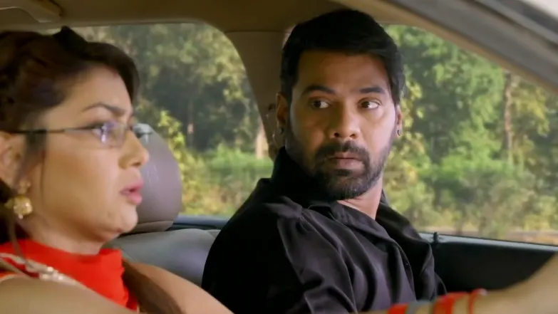 Abhi steals a gun - Kumkum Bhagya 
