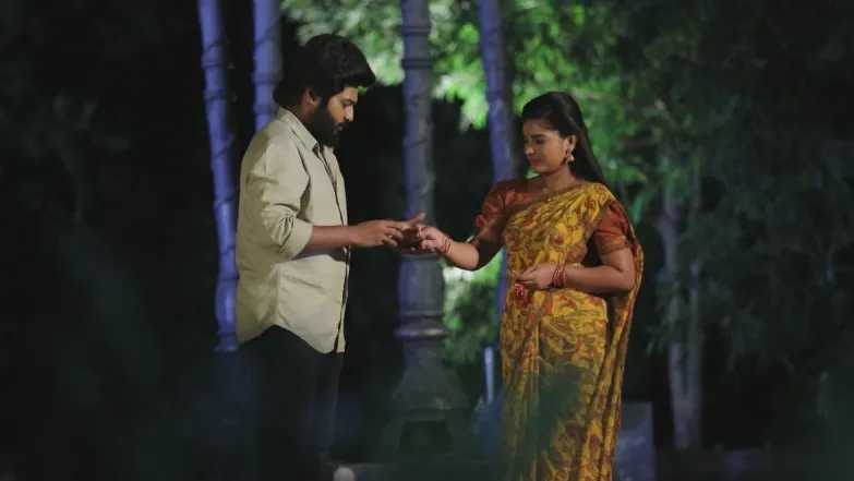 Aditya gifts bangles to Parvathi| Romantic Clips | Sembaruthi 