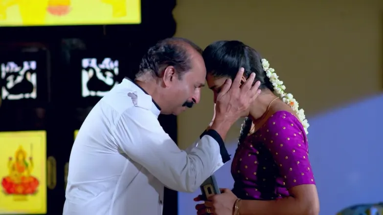 Hanumanth slaps Paarvathi 
