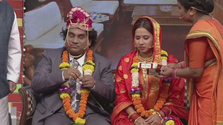 Akshaye Khanna and Padmini Kolhapure as guests - Chala Hawa Yeu Dya Episode 589