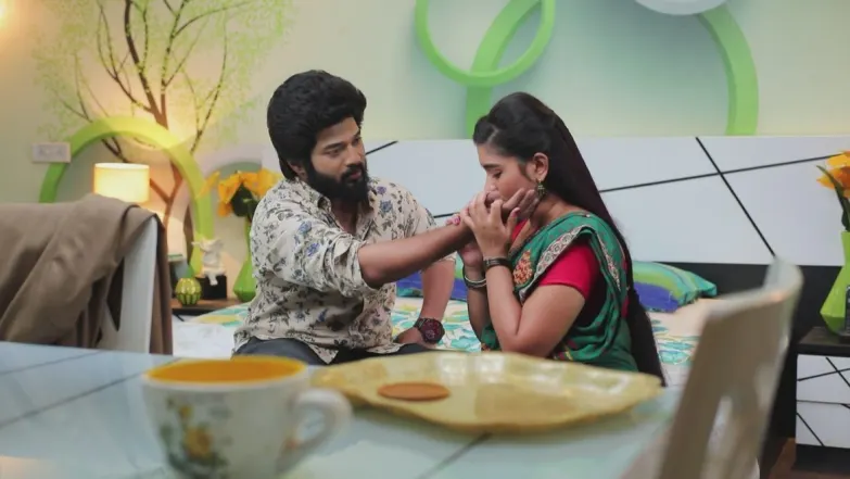 Parvathi treats Aditya's injured hand | Romantic Clips | Sembaruthi 