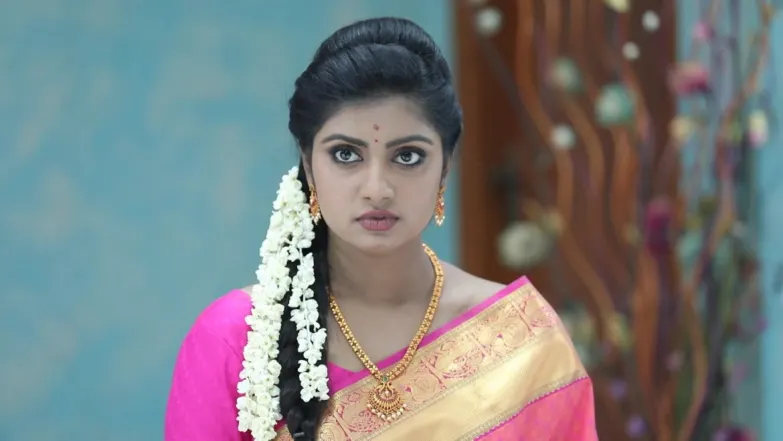 Thendral is shocked to see Akash’s picture - Endrendrum Punnagai Episode 11