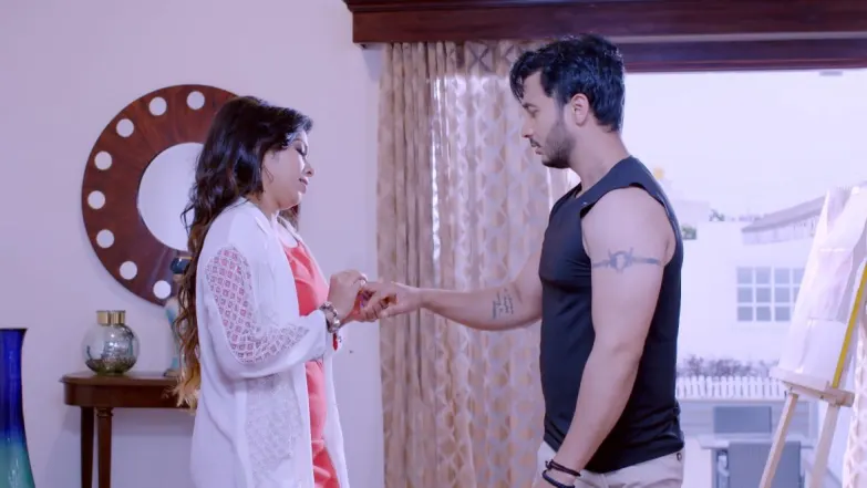Sathya saves Karthik from the honeybees - Sathya Episode 15
