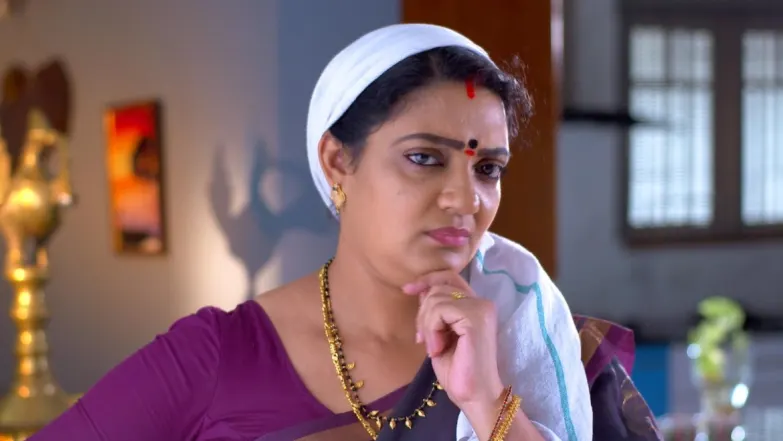 Priya reassures Thulasi - Kaiyethum Doorath Episode 19
