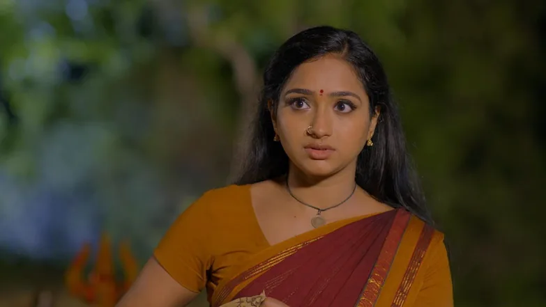 Nayani’s family learns that she left the house - Trinayani Episode 24