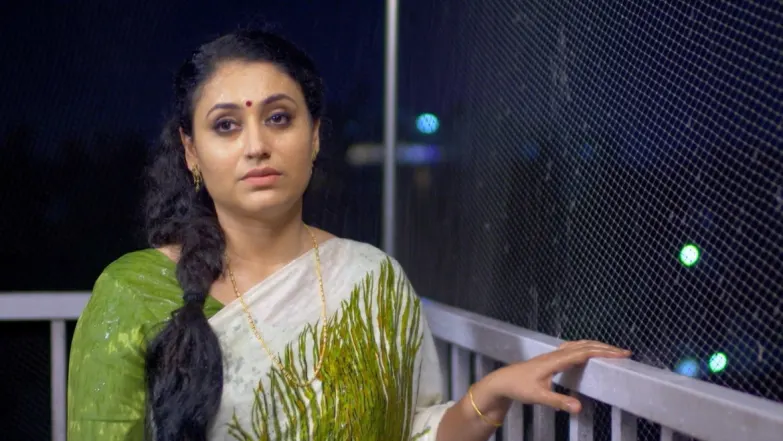 Nila consoles Meera - Manampole Mangalyam Episode 15
