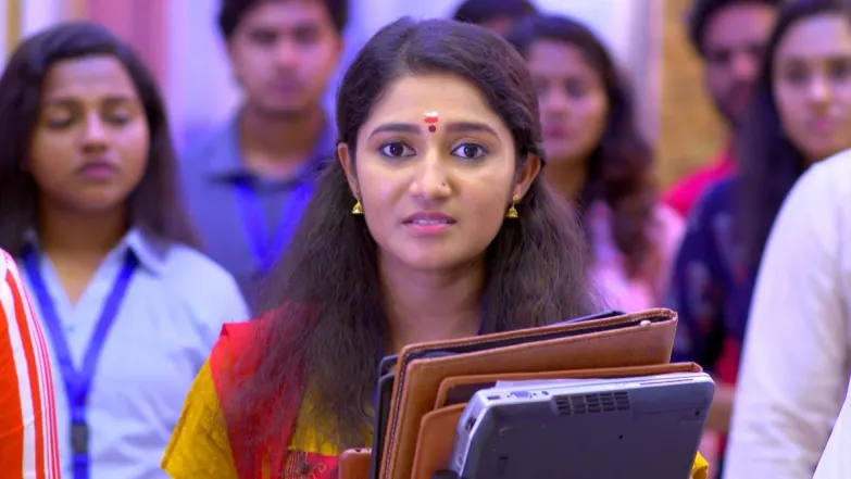 Ravi Varman shouts at Sreelakshmi - Neeyum Njanum Episode 25