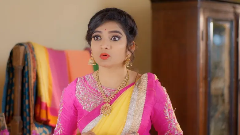 Kalyani pretends to be injured - Inti Guttu Episode 21