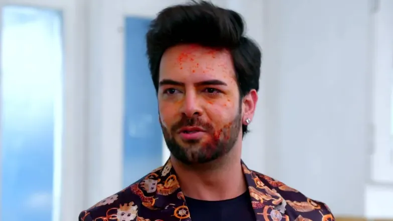 Preeta throws chilli powder at Prithvi - Kundali Bhagya 