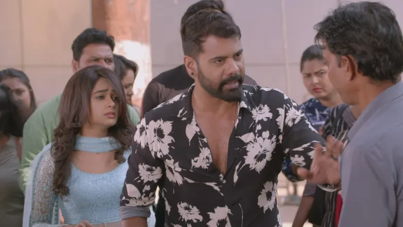 Abhi tends to an injured Prachi 