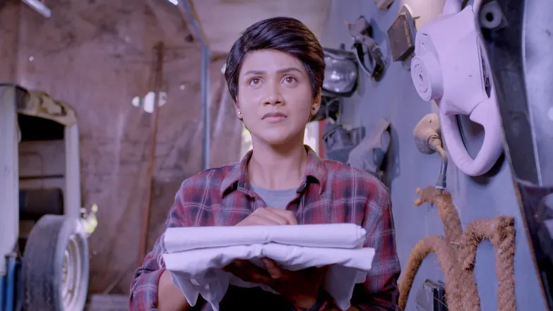 Sathya gives her father's clothes to Karthik - Sathya Episode 22