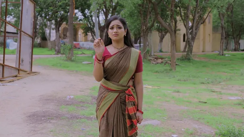 Trinayani tries to save Vishal - Trinayani Episode 12
