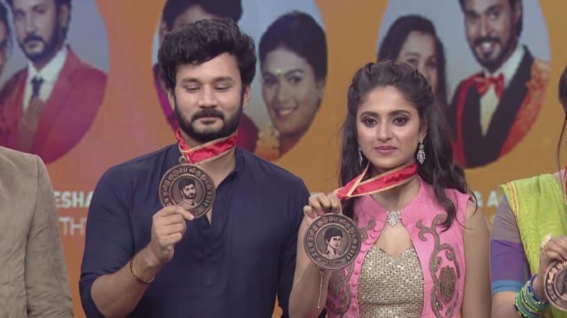 Watch Enjoy All The Episodes Of Zee Tamizh Kudumbam Viruthugal 2019 Tv Serial Online On Zee5 Zee tamil serial hero & heroines speech on zee tamil kudumba virudhugal 2019 zee tamil kudumbam viruthugal 2019 | zee tamil kudumbam watch the full show of sun kudumbam virudhugal 2019, that aired on sun tv on 12th jan 2020. zee tamizh kudumbam viruthugal 2019