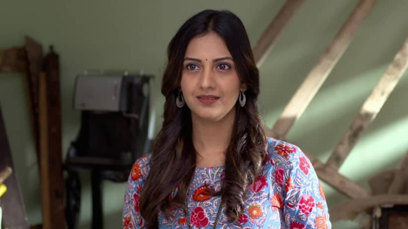 Shubhra finds a camera - Agga Bai Sasubai