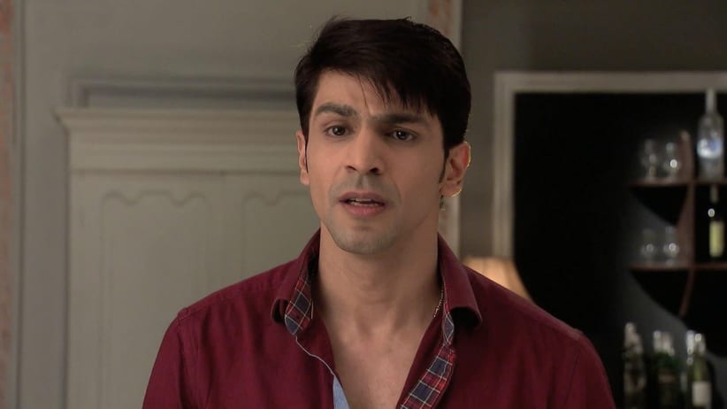 The commissioner warns Abhi about the kidnappers - Kumkum Bhagya