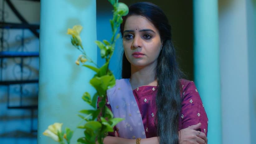 Vasundhara Slaps Raghu