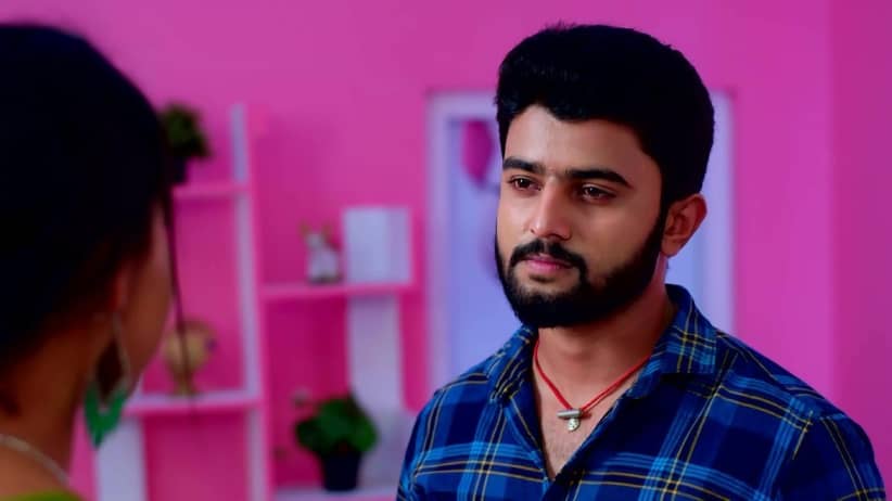 Roopa Walks in on Ambika and Deepak