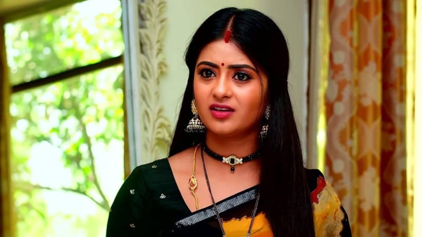Lakshmi Motivates Mithra to Face the Paparazzi