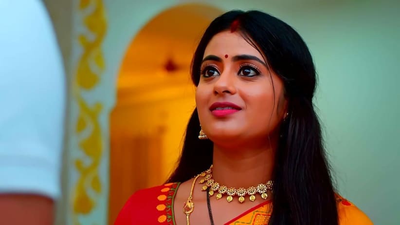 Mithra Gifts a Necklace to Lakshmi