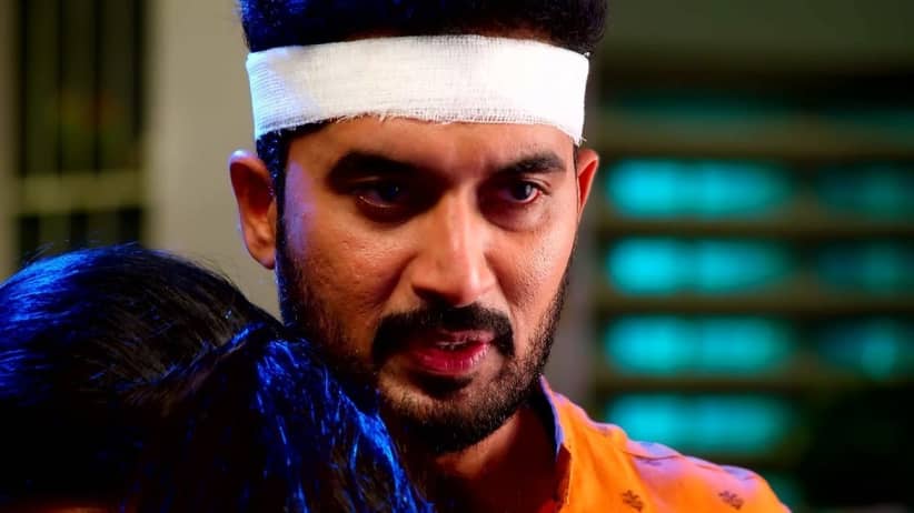 Karthik Slaps Radhika for Hugging Him