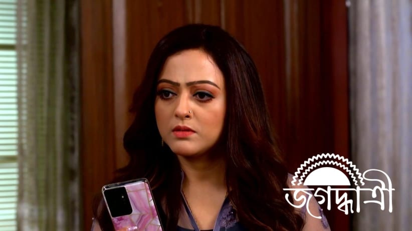 Koushiki Gives Divya a Fitting Reply