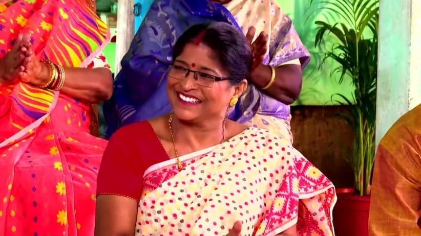 Kaveri Names Five Sweets Very Easily l Ghore Ghore Zee Bangla