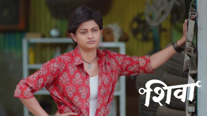 Ashu Prepares a Hand-made Gift for Divya