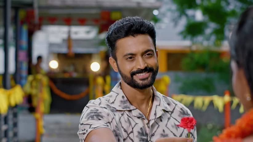 Kanakam Helps Vihari at the Temple