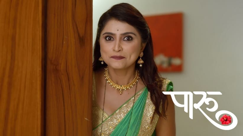 Aditya Gives Paaru a 'Gajra'