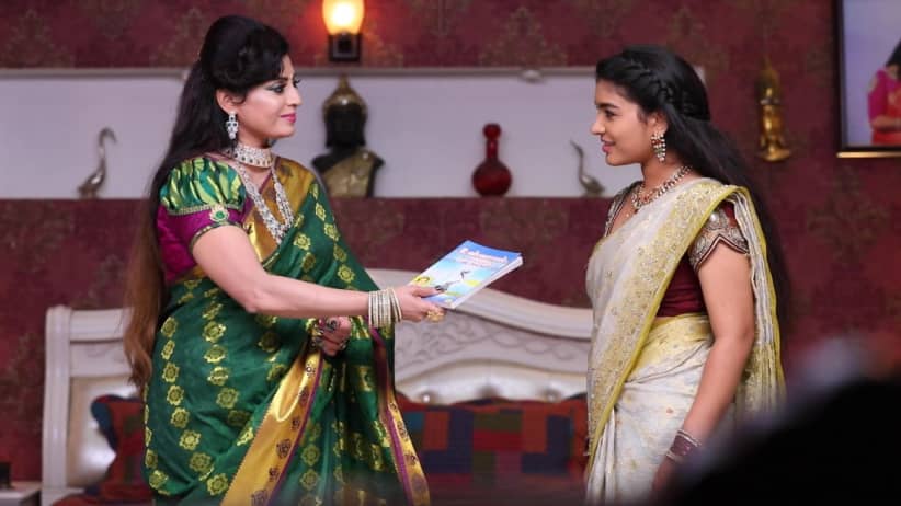 Akhila Gives a Gift to Parvathy