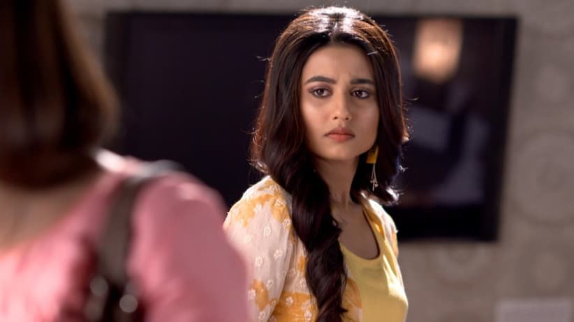 Karna likes Radhika's designs - Ki Kore Bolbo Tomay