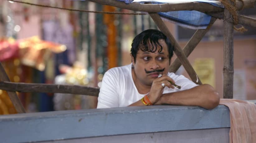 Rajesh invites the commissioner for a party - Happu Ki Ultan Paltan