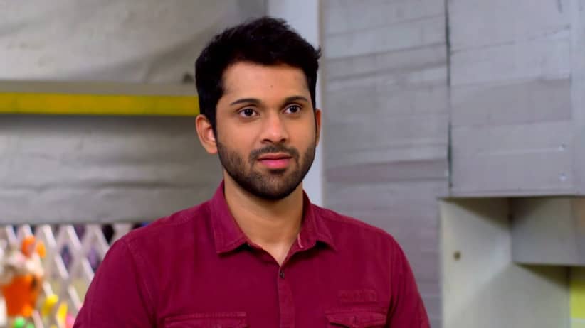 Soham is happy to see Abhijit working in restaurant - Agga Bai Sasubai