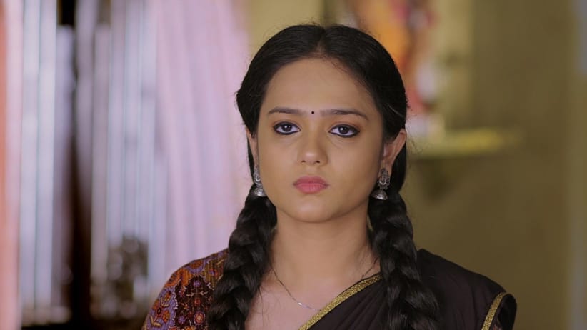 Jagadish comes across Nayani - Trinayani
