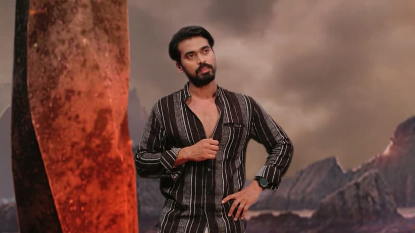 Shivaiah stops Nagarjuna from entering the temple - Nagabhairavi