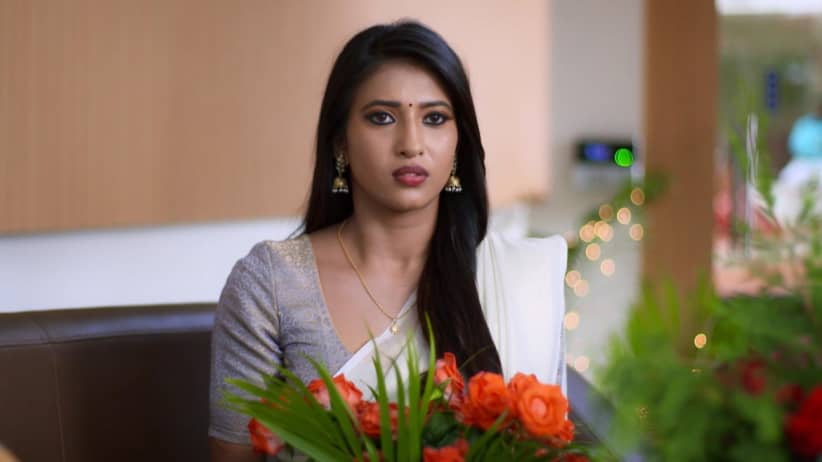 Vasundhara bumps into Arjun - Gokulathil Seethai
