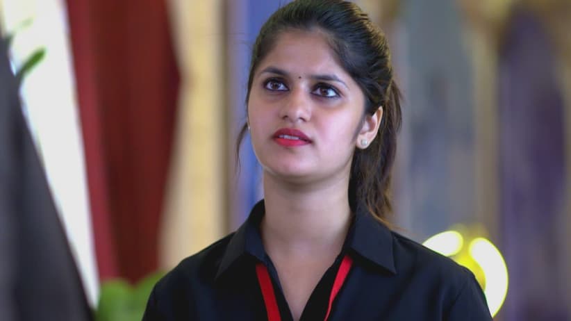 Sandra tries to stop Ravi Varman - Neeyum Njanum