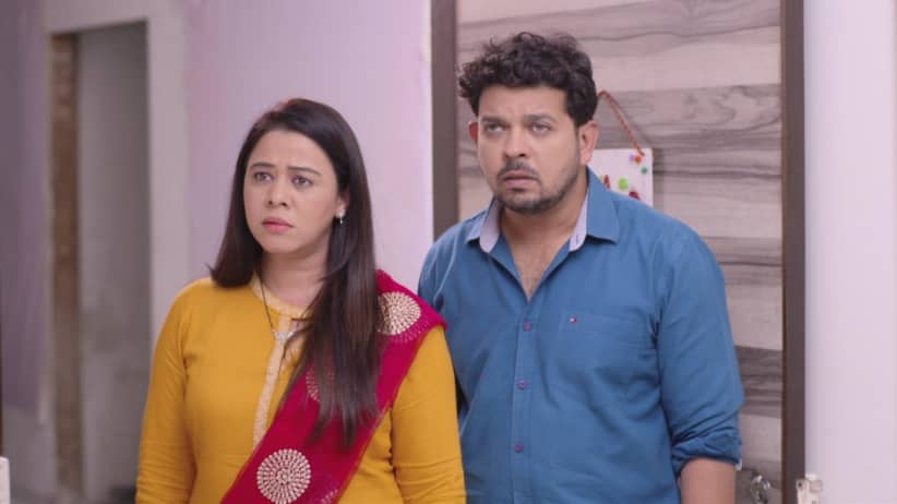 Radhika and Soumitra Rebuke Gurunath - Mazhya Navryachi Bayko