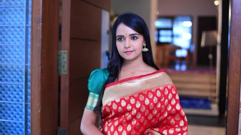 Sahitya takes the ancestral bangle from Amulya - Gattimela