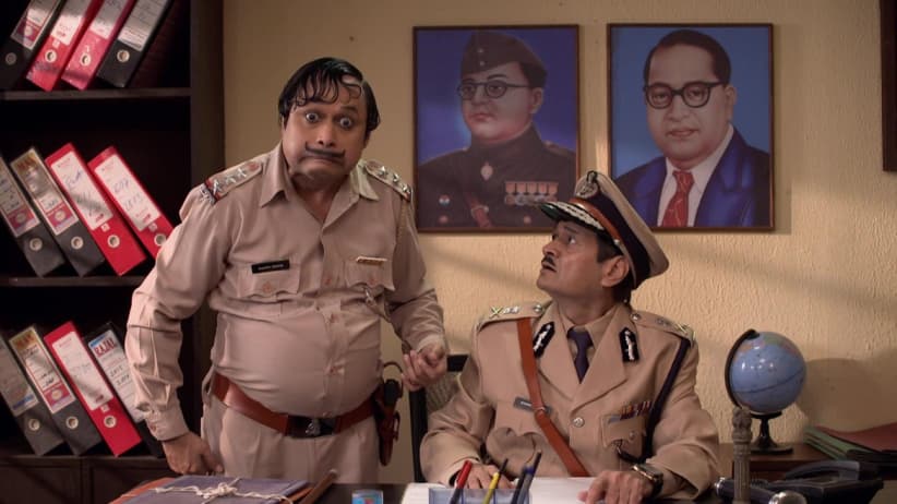 Malaika argues with Happu for taking bribes - Happu Ki Ultan Paltan