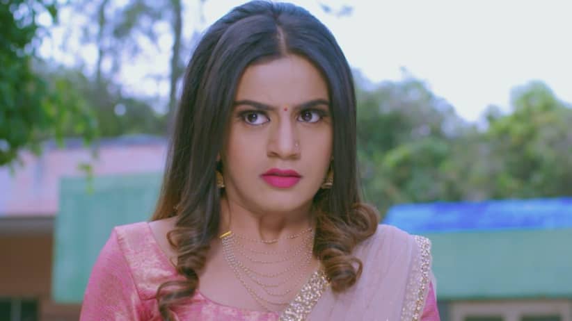 Neeli saves Shivani - Naagini 2