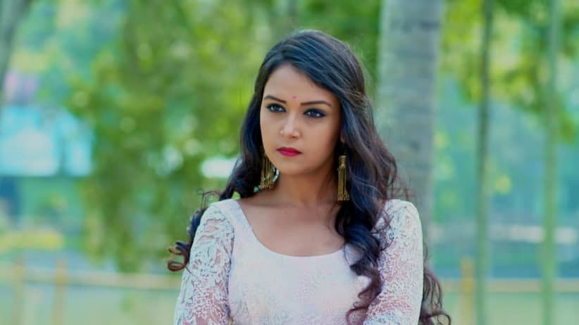 Amulya and Vedanth compete in a 'lagori' match - Gattimela
