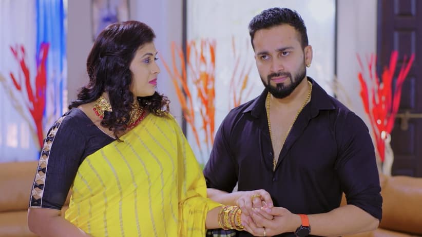 Trinayani tries to save Subhadra - Trinayani