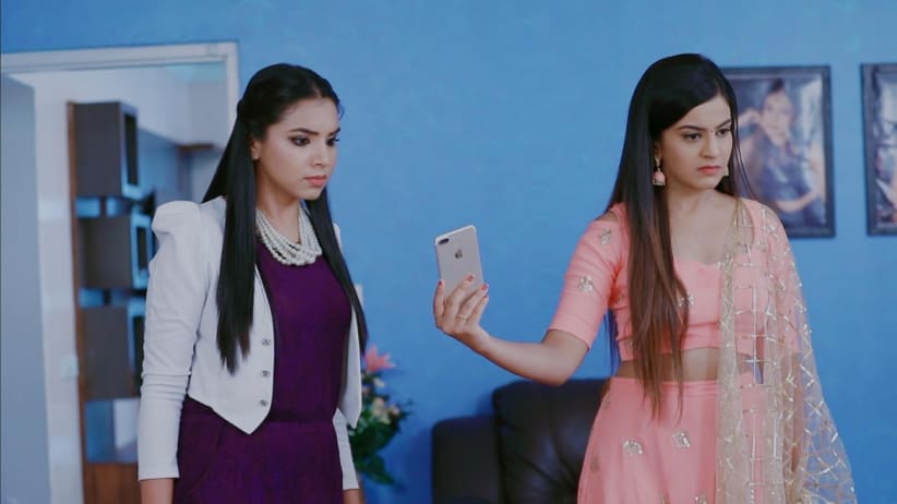 Shivani stunned on seeing a painting of Adhisesha - Naagini 2
